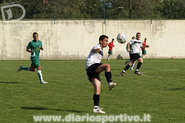 Andrea Curreli controlla un pallone